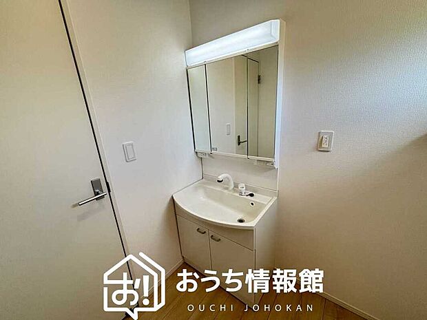 【洗面台・洗面所】鏡の両サイドは、必要なものを取出しやすく、大きな鏡面で朝の準備も快適。
使いやすいリフトアップ機能付きのシングルレバーシャワー水栓付です。