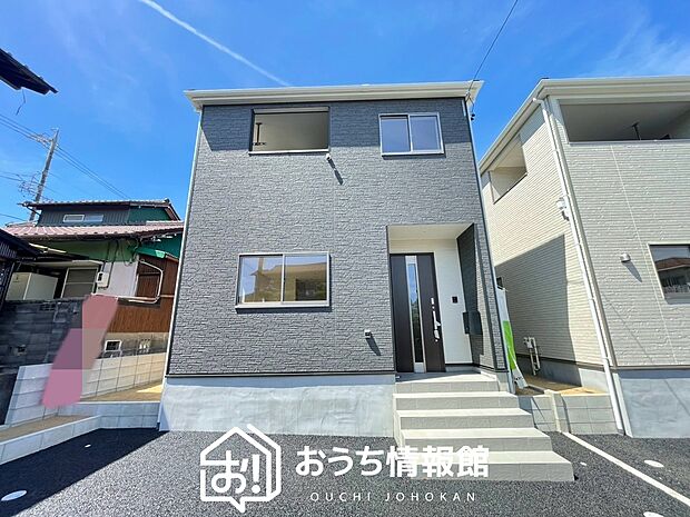 【現地写真（外観）【２号地】】軽くて火災に強い屋根材を採用し、地震時の建物への負担や揺れを軽減しています。