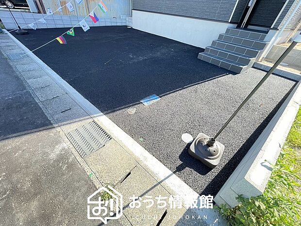 【現地写真(駐車場)】駐車スペースが広く、運転が苦手な方も安心です。