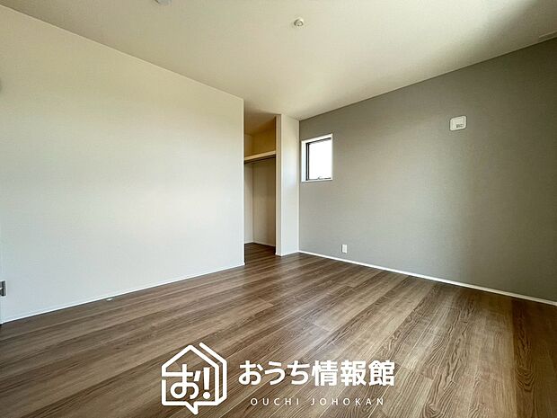 【現地写真（寝室）　】木目の美しさを際立たせるシンプルデザインの建具を使用しています。