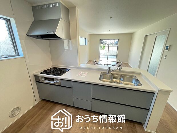 【現地写真（キッチン）】収納たっぷりのシステムキッチン、浄水器付水栓を標準装備しています。