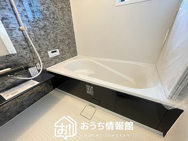 【現地写真(浴室)】浴室暖房乾燥機付き。1坪タイプで広々です。