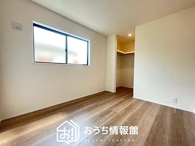 【現地写真(洋室) 】木目の美しさを際立たせるシンプルデザインの建具を使用しています。