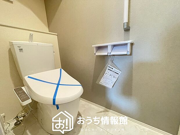 【トイレ】汚れてもサッとひと拭きでお手入れ簡単、エコ仕様の温水洗浄便座付きのトイレです。
バリアフリーにも配慮しています。