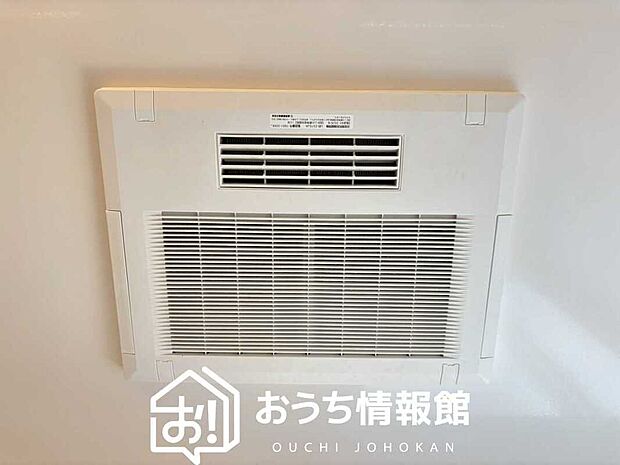 【電気式浴室暖房換気乾燥機】寒い冬場はあたたかく、暑い夏場は扇風機のような心地よさです。
雨の日は、浴室が衣類乾燥スペースになります。
