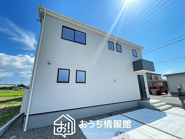【現地写真(外観)】雨で汚れを落とし、耐久性・耐候性に優れた外壁を使用しています。