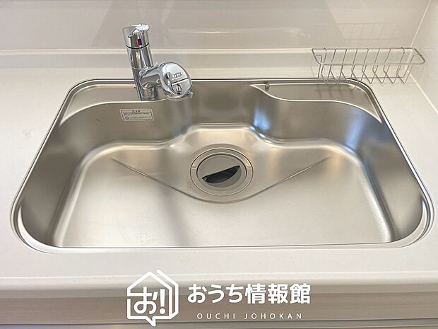 【浄水器内臓ハンドシャワー付シンク】広々とした凸型シンクに洗剤ポケットを標準装備。すっきり収納できます。
また、蛇口の先端に浄水器を内蔵しているため場所をとりません。