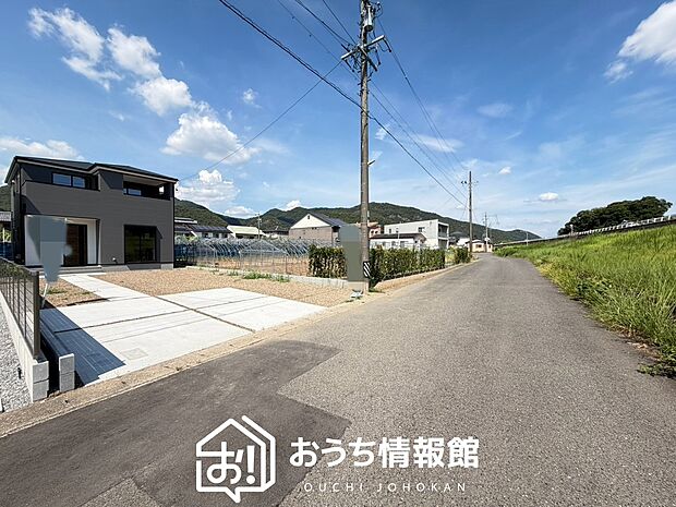 【現地写真(前道含む外観)】軽くて火災に強い屋根材を採用し、地震時の建物への負担や揺れを軽減しています。