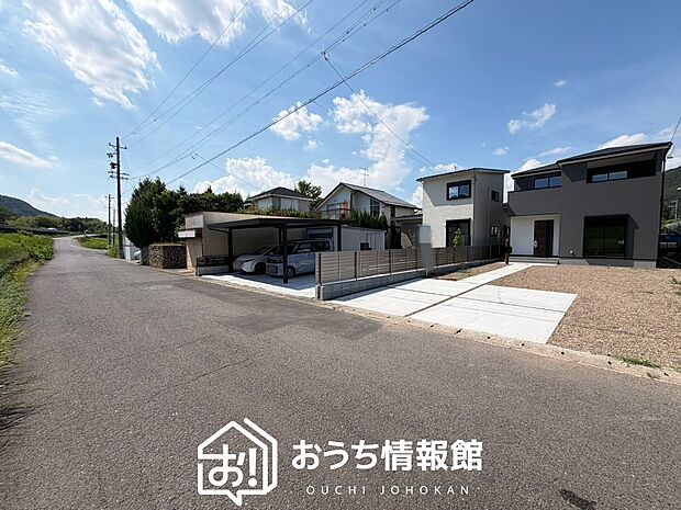 【現地写真(前道含む外観)】健康被害に配慮したもっとも安全性の高い建材を採用し、シックハウス対策をしております。