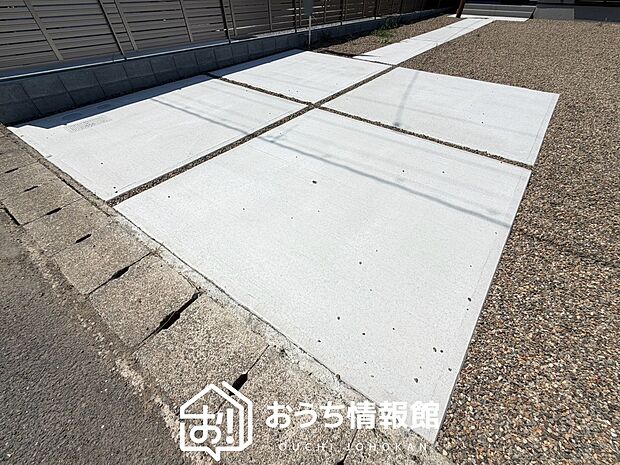 【現地写真(駐車場)】駐車スペースが広く、運転が苦手な方も安心です。