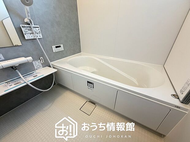 【現地写真(浴室)】浴室暖房乾燥機付き。1坪タイプで広々です。