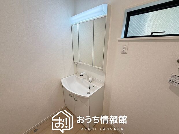 【洗面台・洗面所】鏡の両サイドは、必要なものを取出しやすく、大きな鏡面で朝の準備も快適。
使いやすいリフトアップ機能付きのシングルレバーシャワー水栓付です。