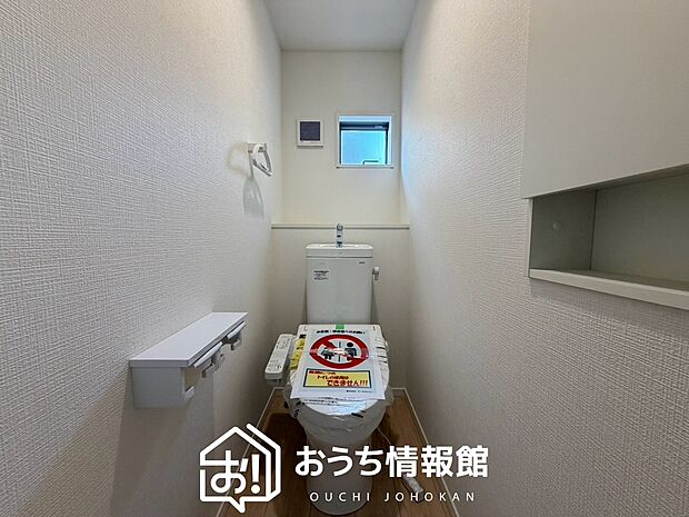 【トイレ】汚れてもサッとひと拭きでお手入れ簡単、エコ仕様の温水洗浄便座付きのトイレです。
バリアフリーにも配慮しています。