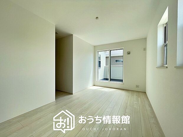 【現地写真(洋室)】木目の美しさを際立たせるシンプルデザインの建具を使用しています。