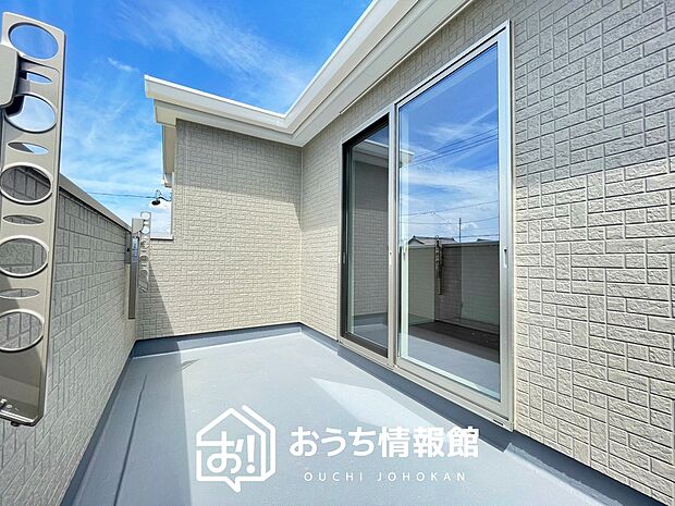 【バルコニー】奥行きが広く、洗濯物をゆったりと干せる十分な広さで、家族の洗濯も捗ります。