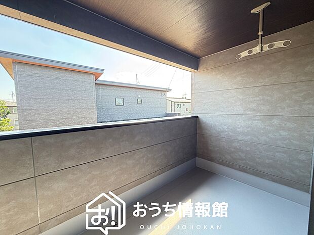 【バルコニー】奥行きが広く、洗濯物をゆったりと干せる十分な広さで、家族の洗濯も捗ります。