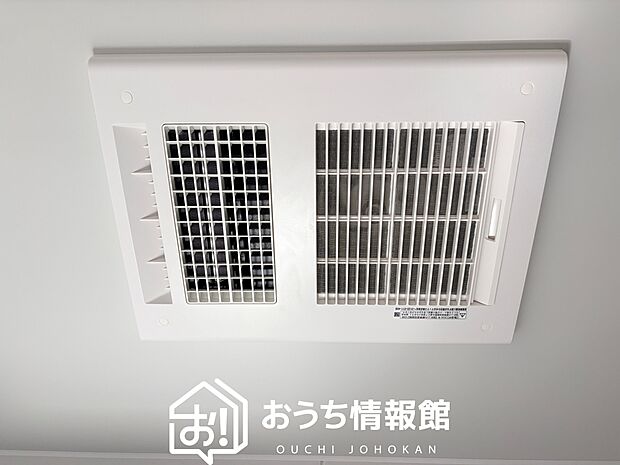 【浴室暖房換気乾燥機】サイドブロー機能で、乾燥効率アップです。
サイドに吹き出しを搭載することにより浴室内を端まで循環する気流ができ、さらに省エネ性能がアップします。