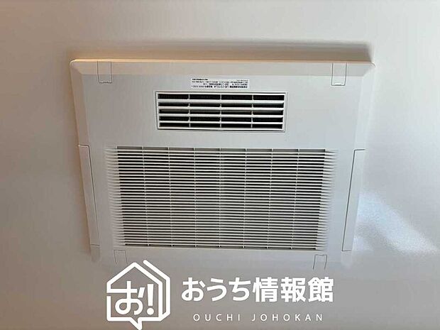 【電気式浴室暖房換気乾燥機】寒い冬場はあたたかく、暑い夏場は扇風機のような心地よさです。
雨の日は、浴室が衣類乾燥スペースになります。