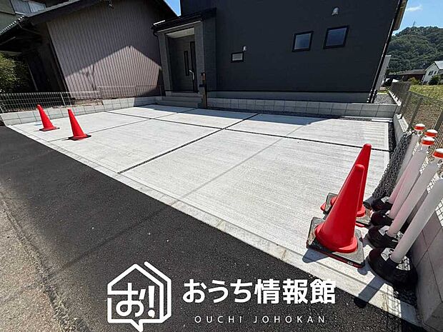 【現地写真(駐車場)】駐車スペースが広く、運転が苦手な方も安心です。