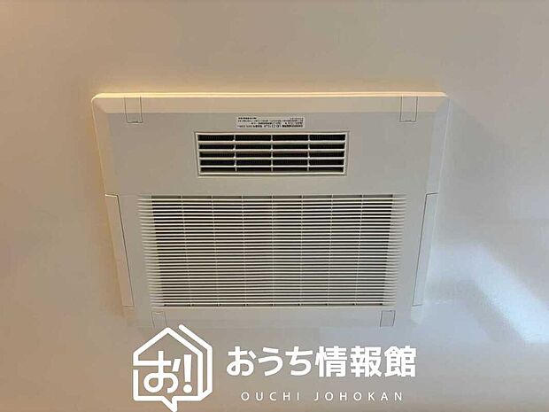 【電気式浴室暖房換気乾燥機】寒い冬場はあたたかく、暑い夏場は扇風機のような心地よさです。
雨の日は、浴室が衣類乾燥スペースになります。
