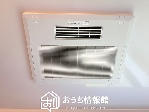 【電気式浴室暖房換気乾燥機】寒い冬場はあたたかく、暑い夏場は扇風機のような心地よさです。
雨の日は、浴室が衣類乾燥スペースになります。