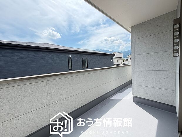 【バルコニー】奥行きが広く、洗濯物をゆったりと干せる十分な広さで、家族の洗濯も捗ります。