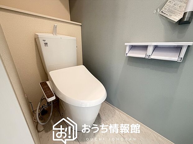 【トイレ】汚れてもサッとひと拭きでお手入れ簡単、エコ仕様の温水洗浄便座付きのトイレです。
バリアフリーにも配慮しています。