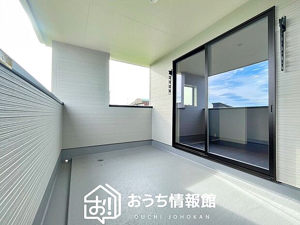 【バルコニー】奥行きが広く、洗濯物をゆったりと干せる十分な広さで、家族の洗濯も捗ります。