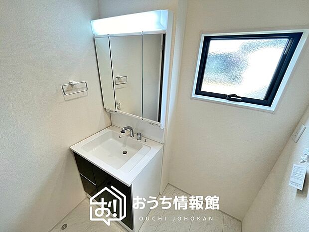 【洗面台・洗面所】鏡の両サイドは、必要なものを取出しやすく、大きな鏡面で朝の準備も快適。
使いやすいリフトアップ機能付きのシングルレバーシャワー水栓付です。