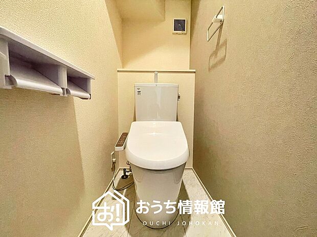 【トイレ】汚れてもサッとひと拭きでお手入れ簡単、エコ仕様の温水洗浄便座付きのトイレです。
バリアフリーにも配慮しています。