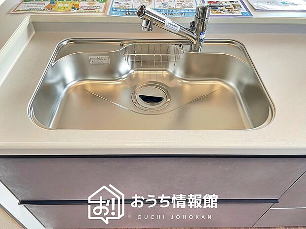 【浄水器内臓型ハンドシャワー付シンク】傷や汚れが付きにくい静音仕様の全面エンボス加工シンク。
また、蛇口の先端に浄水器を内蔵。浄水シャワーが使える毎分4リットルのたっぷり浄水。