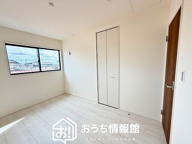 【現地写真(洋室)】木目の美しさを際立たせるシンプルデザインの建具を使用しています。