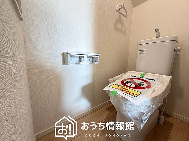 【トイレ】汚れてもサッとひと拭きでお手入れ簡単、エコ仕様の温水洗浄便座付きのトイレです。
バリアフリーにも配慮しています。
