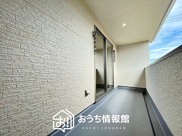 【バルコニー】奥行きが広く、洗濯物をゆったりと干せる十分な広さで、家族の洗濯も捗ります。
