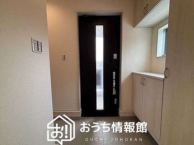 【現地写真(玄関)】玄関には、大型のシューズ収納を設置しています。