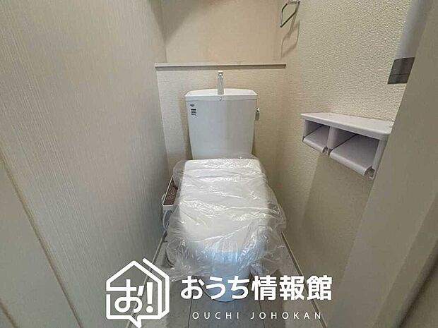 【トイレ】汚れてもサッとひと拭きでお手入れ簡単、エコ仕様の温水洗浄便座付きのトイレです。
バリアフリーにも配慮しています。