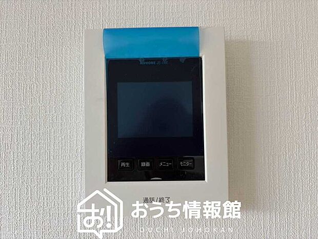 【TVモニター付インターホン】手放し通話ができ、送話表示灯で送話・受話状態が確認できます。
映像と音声で玄関先の様子をチェックできるモニター機能や、夜間の訪問者の顔も確認できるLEDライトを装備しています。
