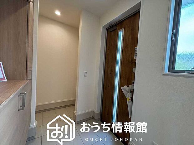【現地写真(玄関)】玄関には、大型のシューズ収納を設置しています。