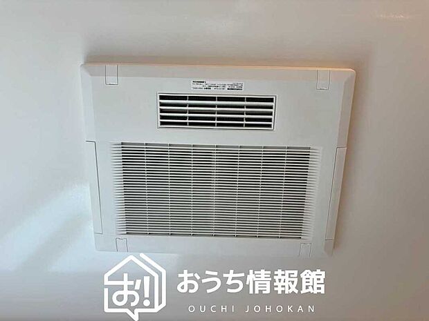 【電気式浴室暖房換気乾燥機】寒い冬場はあたたかく、暑い夏場は扇風機のような心地よさです。
雨の日は、浴室が衣類乾燥スペースになります。