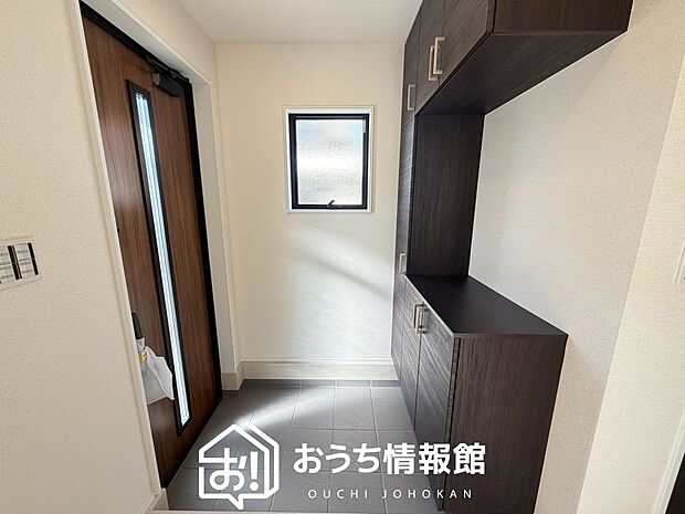 【現地写真(玄関)】玄関には、大型のシューズ収納を設置しています。