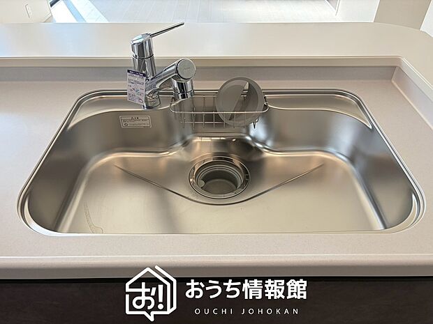 【浄水器内臓型ハンドシャワー付シンク】傷や汚れが付きにくい静音仕様の全面エンボス加工シンク。
また、蛇口の先端に浄水器を内蔵。浄水シャワーが使える毎分4リットルのたっぷり浄水。