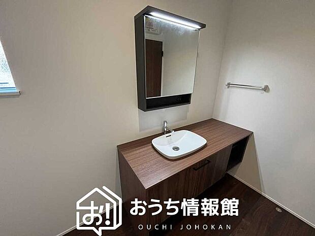 【洗面台・洗面所】鏡の両サイドは、必要なものを取出しやすく、大きな鏡面で朝の準備も快適。
使いやすいリフトアップ機能付きのシングルレバーシャワー水栓付です。