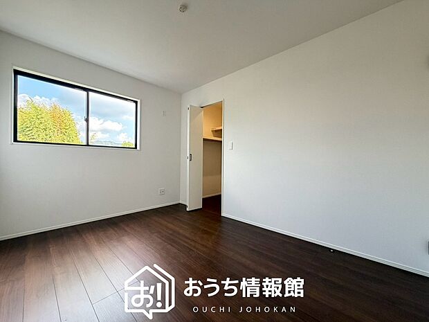 【現地写真(洋室)】木目の美しさを際立たせるシンプルデザインの建具を使用しています。