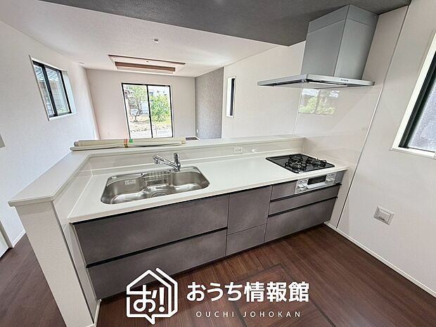 【現地写真(キッチン)】収納たっぷりのシステムキッチン、浄水器付水栓を標準装備しています。