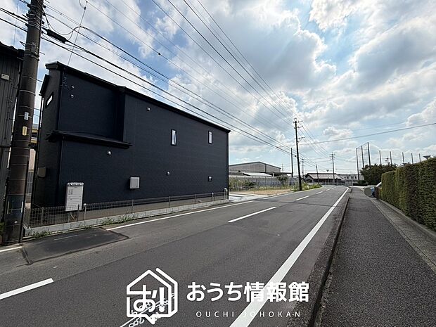 【現地写真(前道含む外観)】健康被害に配慮したもっとも安全性の高い建材を採用し、シックハウス対策をしております。