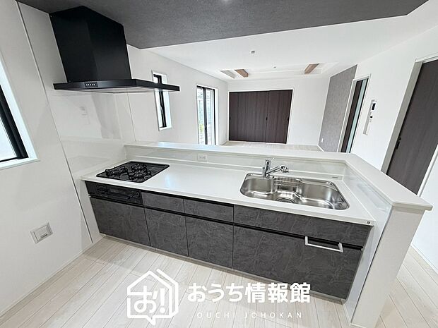 【現地写真(キッチン)】収納たっぷりのシステムキッチン、浄水器付水栓を標準装備しています。