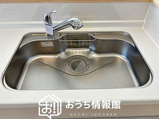 【浄水器内臓ハンドシャワー付シンク】広々とした凸型シンクに洗剤ポケットを標準装備。すっきり収納できます。
また、蛇口の先端に浄水器を内蔵しているため場所をとりません。