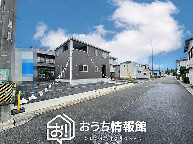 【現地写真(前道含む外観)】軽くて火災に強い屋根材を採用し、地震時の建物への負担や揺れを軽減しています。