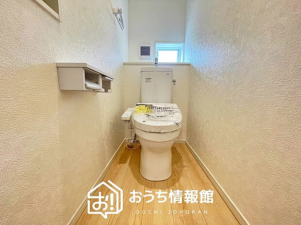 【トイレ】汚れてもサッとひと拭きでお手入れ簡単、エコ仕様の温水洗浄便座付きのトイレです。
バリアフリーにも配慮しています。