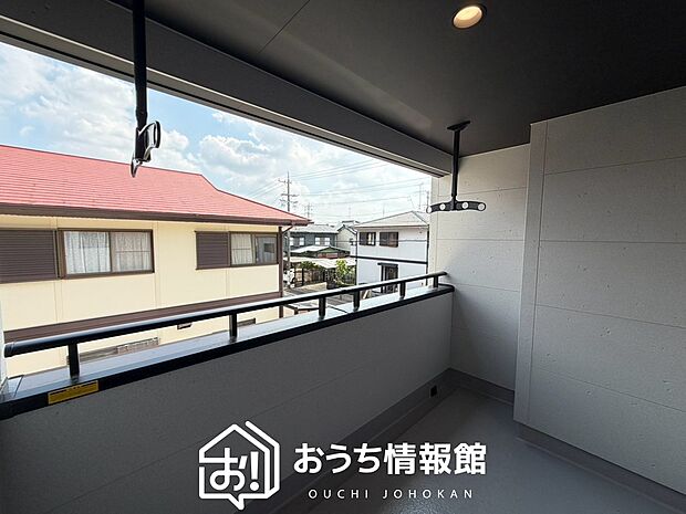 【バルコニー】奥行きが広く、洗濯物をゆったりと干せる十分な広さで、家族の洗濯も捗ります。